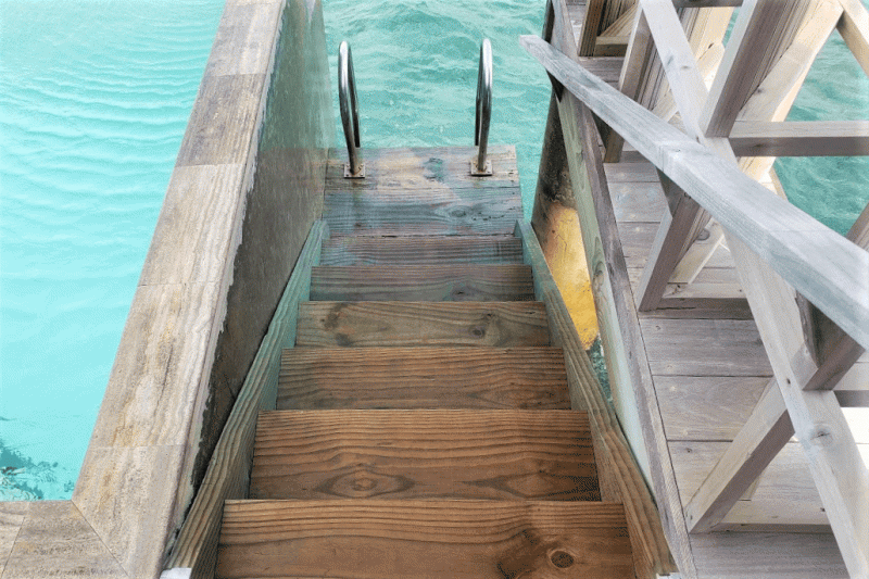 海に直接降りられる階段