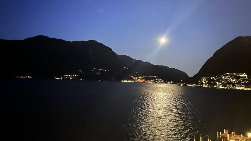 スイス初日は半月。今日は満月（ルガーノのホテルより）