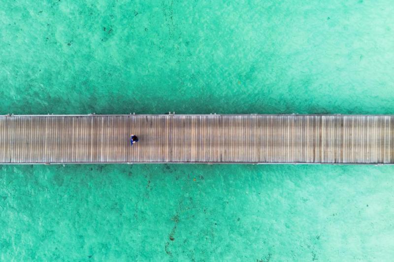 桟橋を渡るところをドローンで撮影