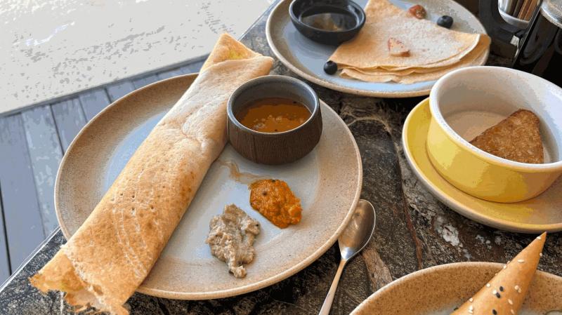 美味しかったインド料理と、奥にあるのがオーダーしたクレープ