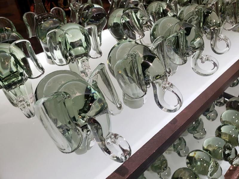 廃材のガラス瓶を再利用して作られたスワジガラスの象。エスワティニ（旧：スワジランド）で作られたもの