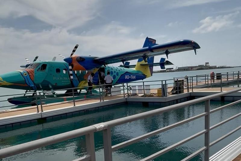行きはブルーの水上飛行機でした
