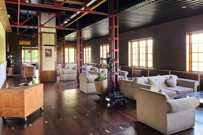 こちらは朝のロビーの様子。茶畑からの清々しい空気が流れています