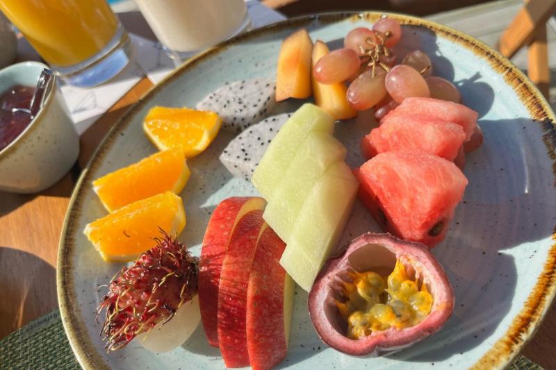 レストランではスタッフさんが気軽に話しかけてくれました。日本から来たことを伝えると、日本の好きなところなどを話してくれて、とてもうれしくそして楽しく食事ができました。そして、念願のパッションフルーツを朝食で食べることができました！ 調子に乗ってたくさん食べすぎて、少しお腹の調子が悪くなりました（笑）。