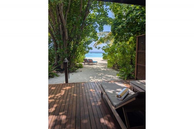 モルディブではビーチと水上のヴィラに分泊！ 泊まったジャグジービーチヴィラのテラスから目隠しの茂みを抜けると…ビーチが目の前！