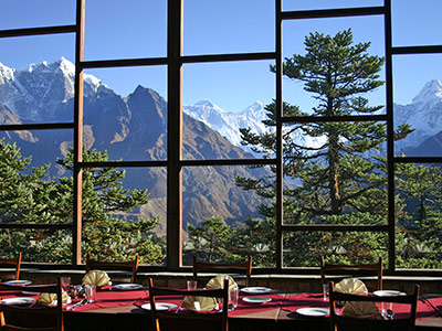 【ホテル エベレスト ビュー（ネパール）】世界最高峰の山、エベレスト。登頂を目指すのは一般人にはかなりのハードルの高さですが、エベレストの山々を目の前に見渡せる絶景ホテルがこちらの「ホテル エベレスト ビュー（Hotel Everest View）」。3時間ほどのトレッキングで、奇跡の絶景をあなたのものに！ 3月からネパール航空が成田＝カトマンズの直行便を週3日で運航し始めたこともあり、アクセスが良くなり注目のデスティネーションのひとつかもしれません。