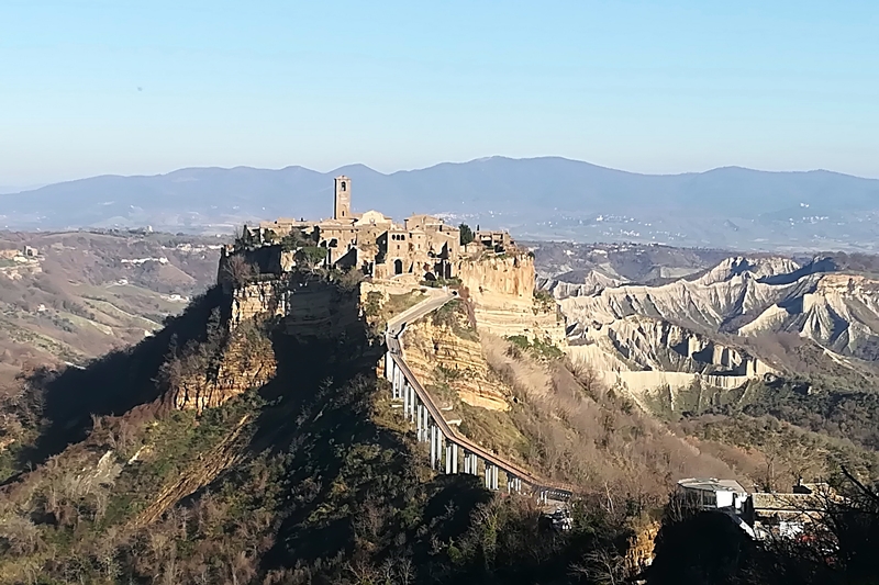 【チビタ・ディ・バーニョレッジョ】オルビエート近郊にあるチビタ・ディ・バーニョレッジョもローマから1デイトリップで訪れることが可能です。2,500年前にエルトリア人によって造られたそうで、「滅びゆく町」ともいわれていますが、最近は天空の城ラピュタを思わせる趣きある景観で人気です。「イタリアの最も美しい村」にも加盟しています。