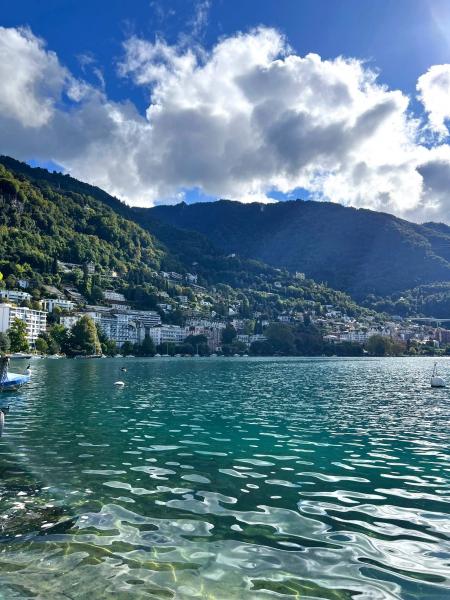 モントルーです。レマン湖の透き通った水に浮かぶ街並みは、心が浄化されました