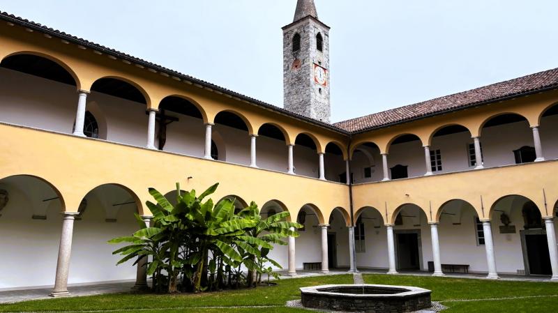 敷地内に入ると広く開放的な回廊のある寄宿学校