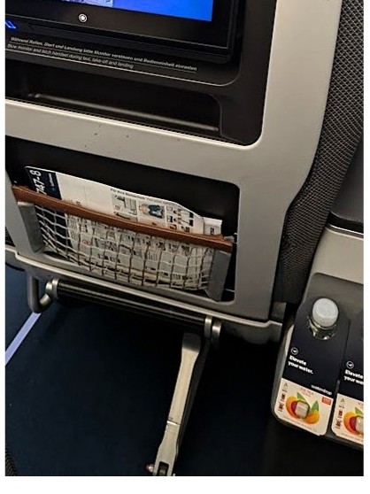機内は乾燥するのでお水が用意されているのは本当にうれしいです！（右下）