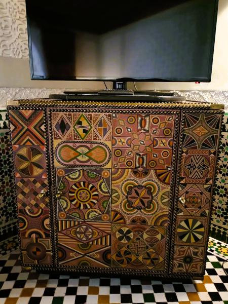 デラックススイートで見つけた伝統工芸のテレビ台