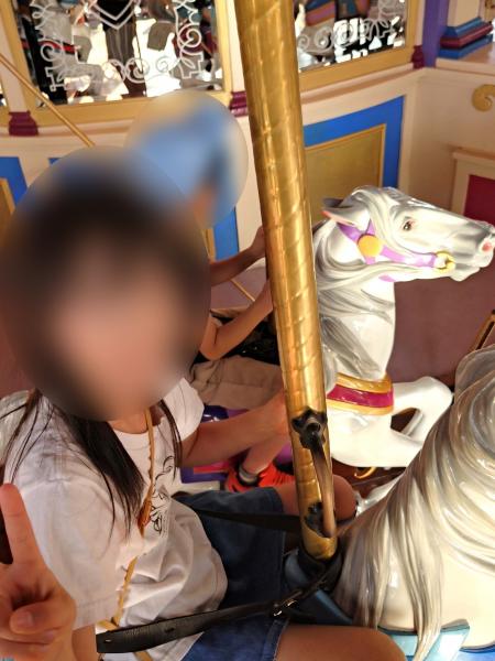 お姉ちゃんは一人でも余裕のピースサイン