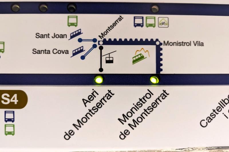ロープウェイでモンセラットに向かいますので、アエリ デ モンセラット駅（Aeri de Montserrat）で降ります。ちなみに登山鉄道に乗る方は、モニストロル デ モンセラット駅（Monistrol de Montserrat）で降ります。
