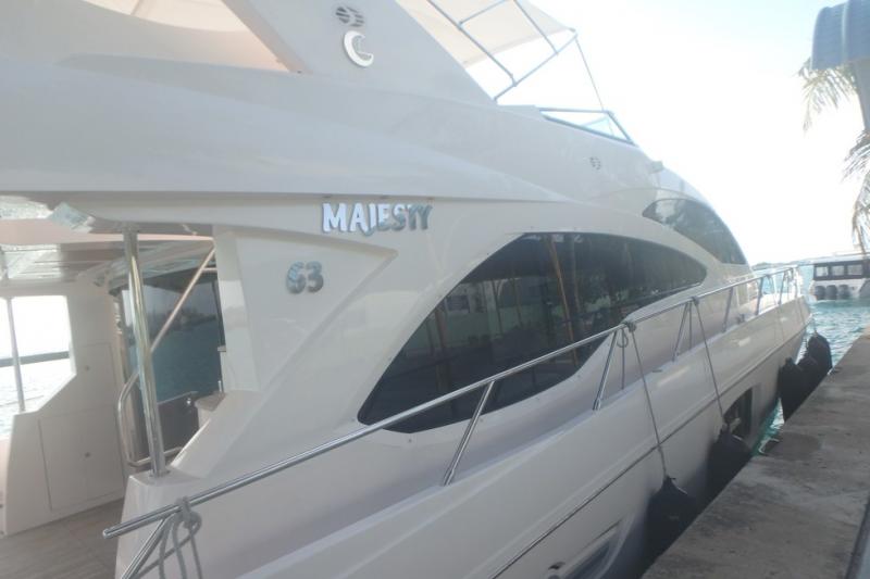 マーレからリゾート所有のスピードボートにて約50分の所にあるワン＆オンリーリーティラ。すでにスピードボートが豪華。船内ではWi-Fiがつながります。