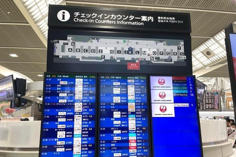 チェックイン案内の電光掲示板