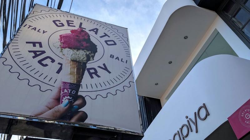 ジェラートファクトリーの看板