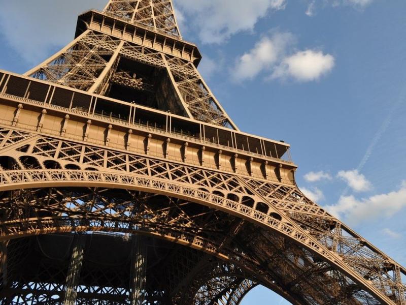 【パリ】花の都パリ。凱旋門やエッフェル塔、ルーブル美術館など名だたる観光地がここにあります。芸術だけでなく、フランス料理や高級ブティックでショッピングを楽しんではいかがでしょうか。
