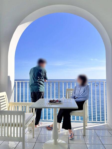 アマルフィのホテルのバルコニー。アーチ状の屋根が伝統的な建築様式のようで、背景の景色と合わせて何をしていても絵になりました