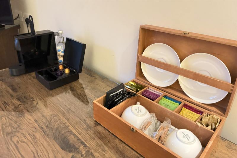 ミニバーにはコーヒーマシーンとティーセットが！