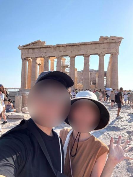 アクロポリスの前で（アテネ）