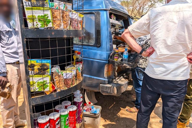 移動販売車が出ていて、冷たい水やジュース、ビール、お菓子などを販売していました。その場でコーヒー淹れていたりと、購入している観光客の方も多かったです。