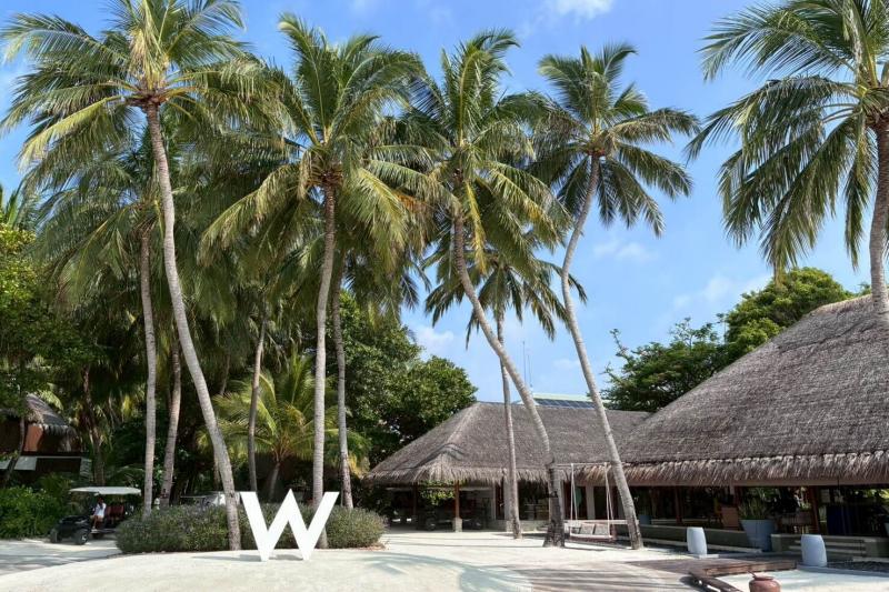 モルディブで滞在したリゾート「W モルディブ」のレセプションにて