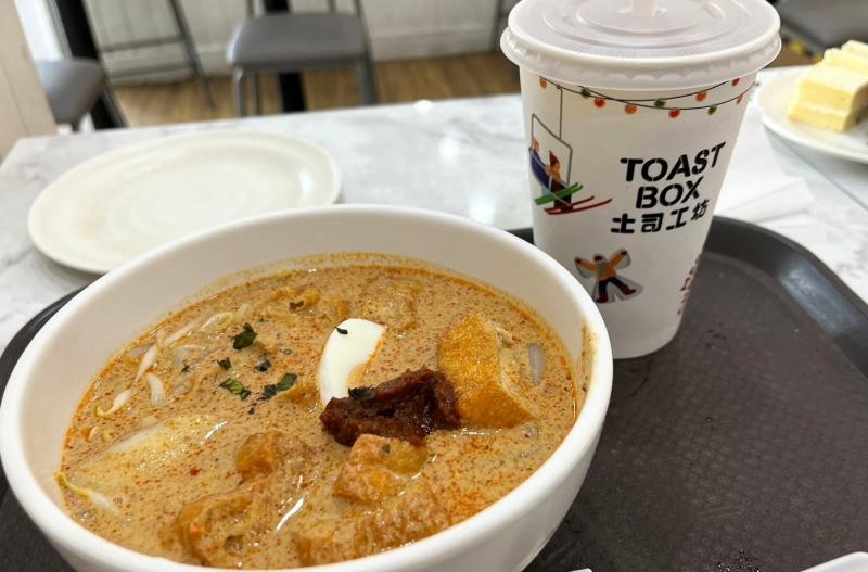 シンガポールといえば、ラクサ（麺料理）！ ココナッツスープが美味しい〜！