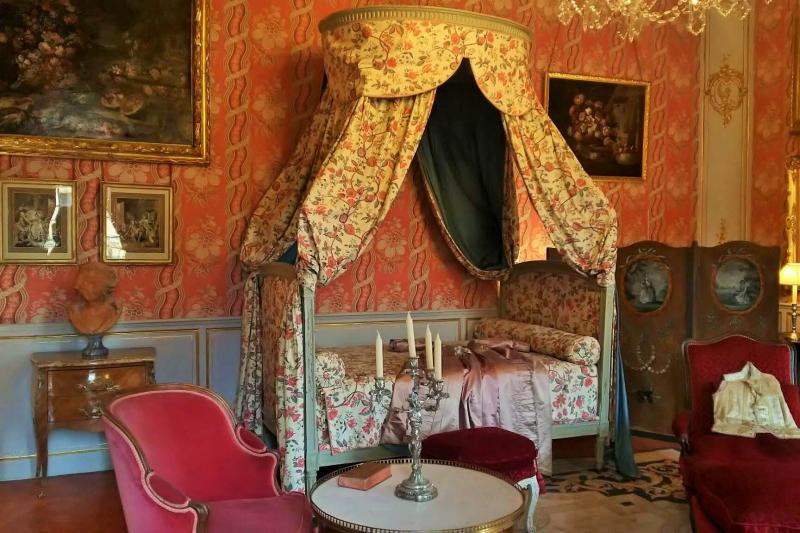 『ポリーヌの寝室』18世紀の典型的な寝室を再現。ポーリッシュスタイルのベッドが特徴的