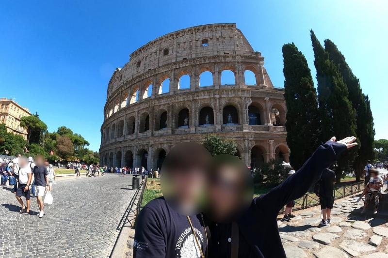 コロッセオをバックに（ローマ）