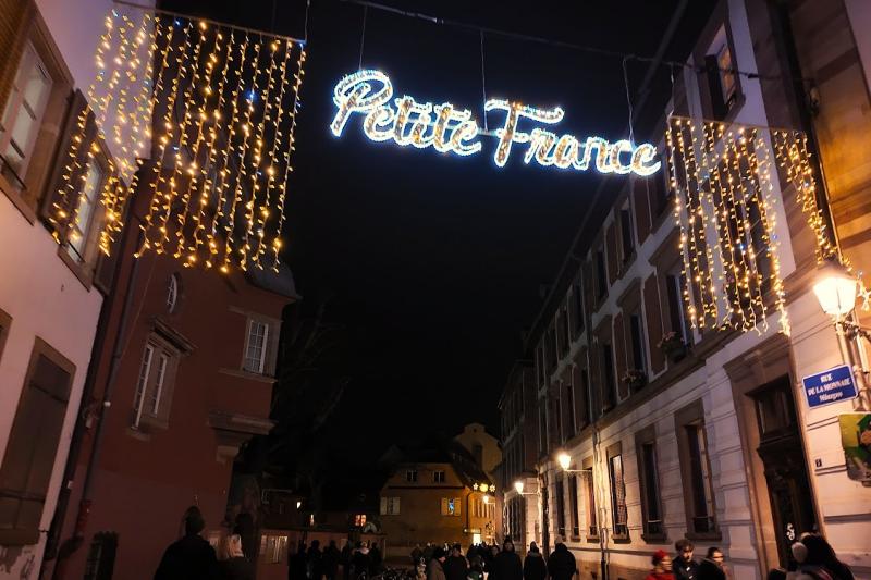 プティット フランスの入口はシンプルなライトアップ