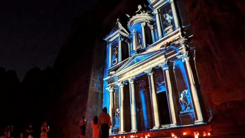 キャンドルライトとプロジェクションマッピングで照らされた宝物殿の存在感がすごい！