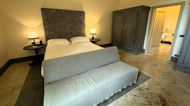 ベッドルームと広々としたバスルーム