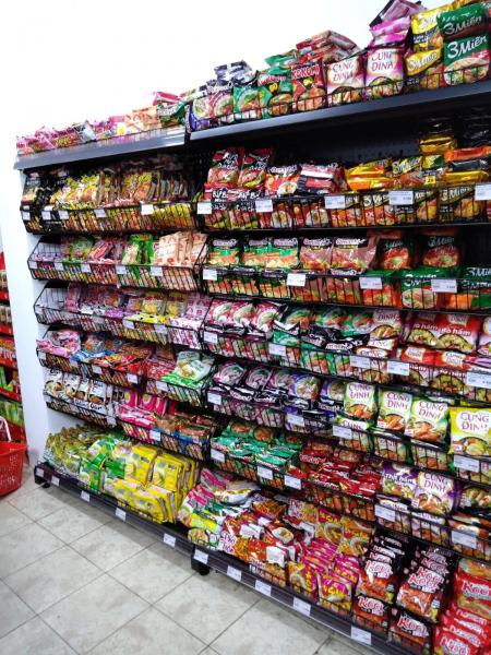 地元のスーパーには色々な商品が陳列