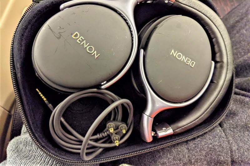 DENON社製のヘッドセットはノイズキャンセリング機能付きで臨場感抜群のサウンドでした