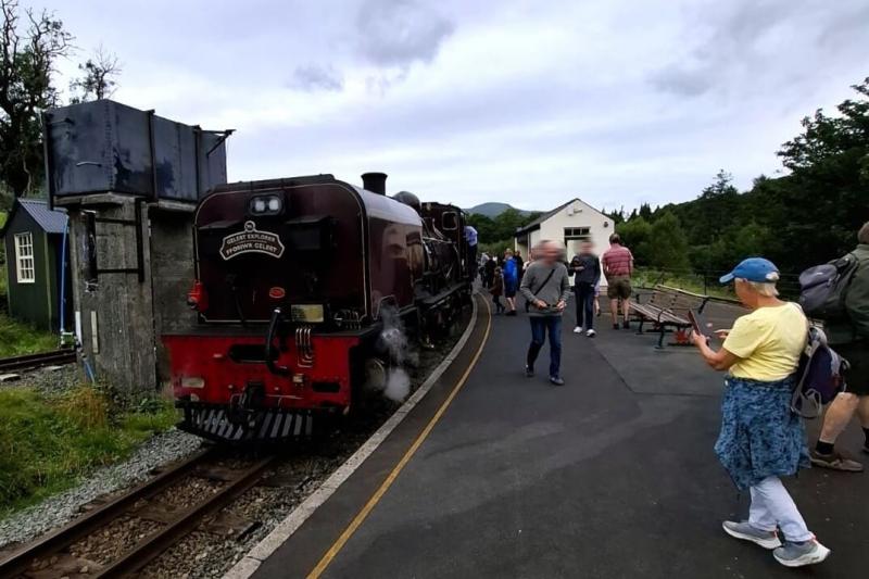 国立公園を走り抜けるSL列車、ウェルシュ ハイランド鉄道