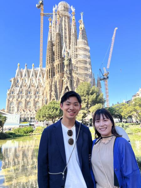 快晴の青い空に聳えるサグラダ ファミリアと（バルセロナ）