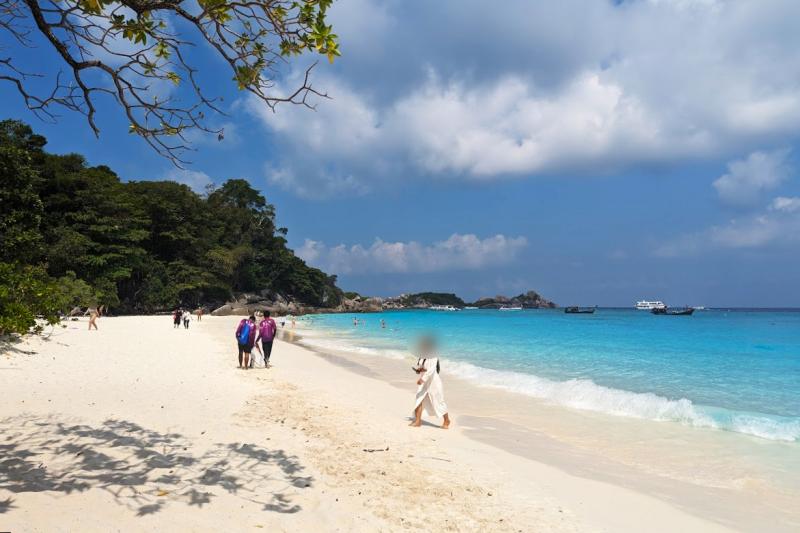 ホワイトサンドビーチとブルーのコントラストが美しいミヤン島