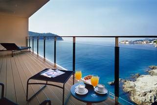 【ヴィラ ドブロブニク（クロアチア）】“アドリア海の真珠”と称される風光明媚なドブロブニクの旧市街から約1㎞離れた立地の高級リゾートホテル「ヴィラ ドブロブニク（Villa Dubrovnik）」。全56部屋のプライベート感あふれる施設、サービスが人気の静かなリゾートです。お部屋からは美しい海はもちろん、旧市街や沖合に浮かぶロクルム島の景色が望めます。世界最大級のラグジュアリーホテルコレクション「ザ リーディング ホテルズ オブ ザ ワールド」にも加盟しています。