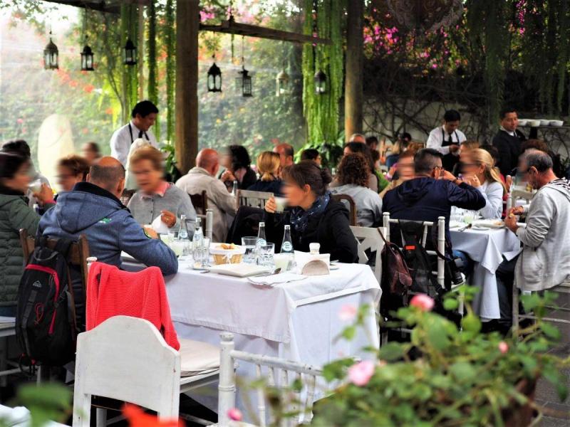 ラルコ博物館内のカフェレストラン。まるで写実主義の絵画の食事風景の1ページのようです