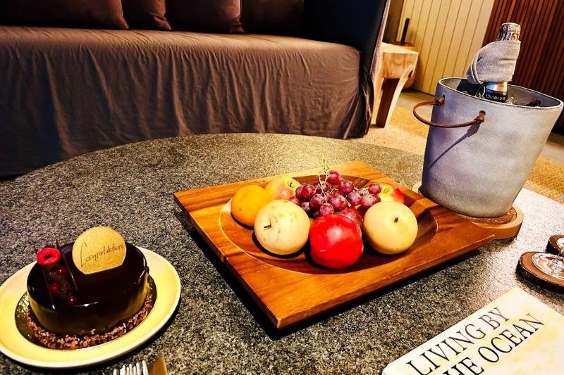 部屋にはウェルカムフルーツとケーキが用意されていました