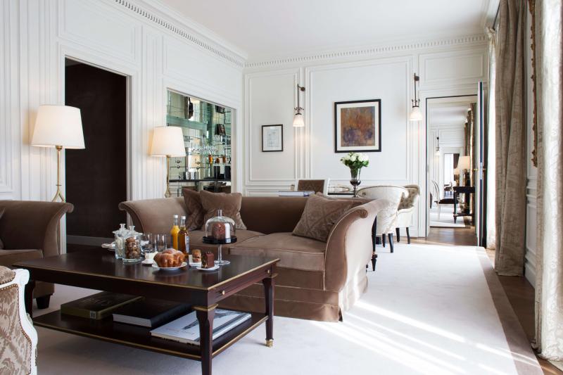 パリ市内では贅沢な広々とした客室