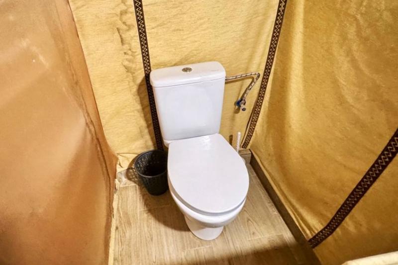 左に水洗のトイレ