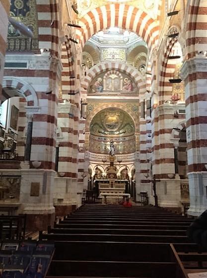 サグラダファミリアの次に印象深かったマルセイユの教会 。その名もノートルダム・ド・ラ・ギャルドバジリカ聖堂の教会内部。船の模型がたくさん飾られています。海の男達 を守っているんだな～♪
