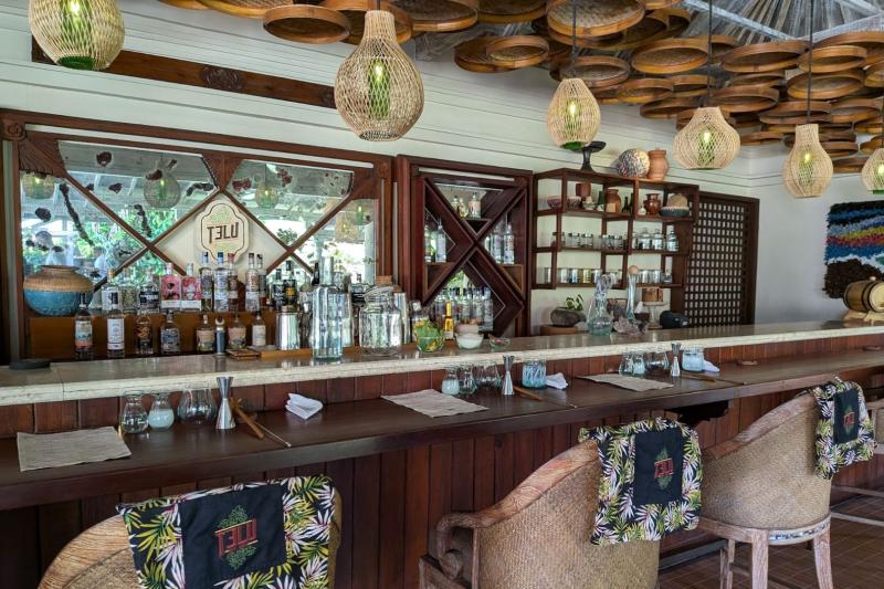 エプロンをつけてバーテンダーにカクテルの作り方を教わります