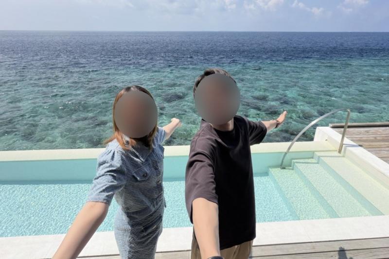 ヴィラのプールと海