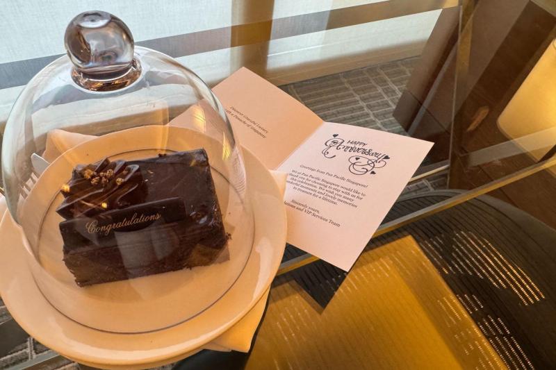 ホテルからのお祝いチョコレートケーキ&メッセージ