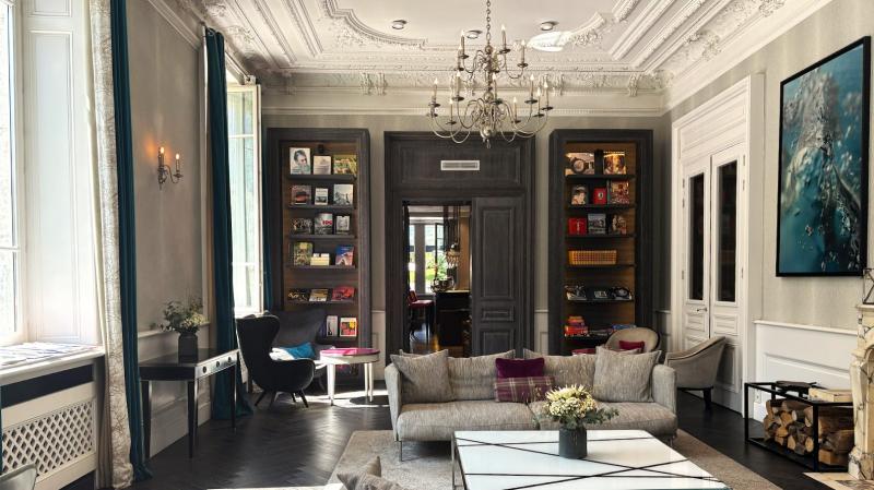 日差しが差し込み穏やかなロビー