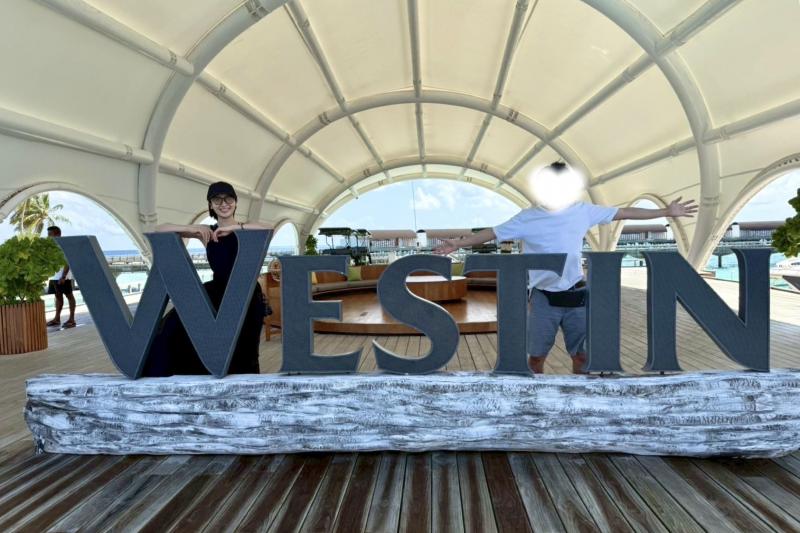 「Westin」のモニュメント前で！ 水上飛行機を待ってる時に撮ってもらいました