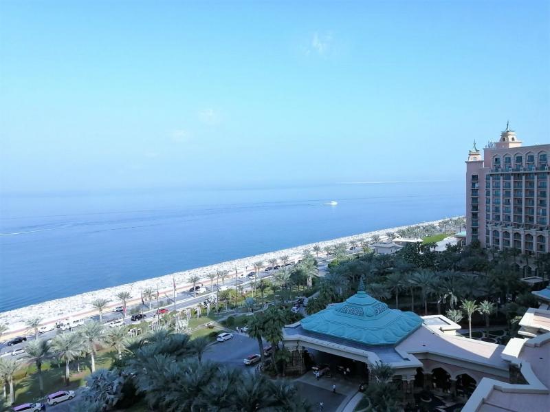 窓からはアラビア湾の壮大な眺めをお楽しみいただけます