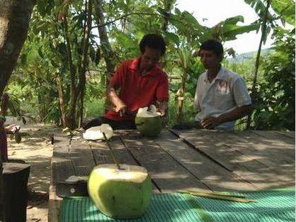 更に行くと別の村では、ココナッツを割ってくれ、ご馳走になりました